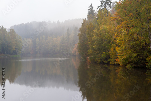 Herbststimmung am Wasser Elbings Talteich im Harz