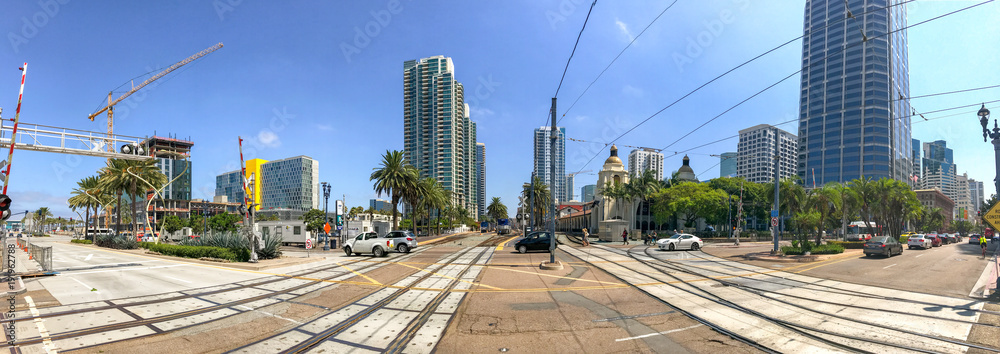Fototapeta premium San Diego, Ca - 30 lipca 2017: Panoramę miasta w pobliżu Santa Fe Depot w piękny letni dzień. San Diego przyciąga rocznie 20 milionów turystów