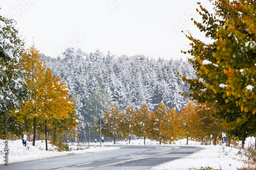 Schneeglatte Straßen im Herbst photo