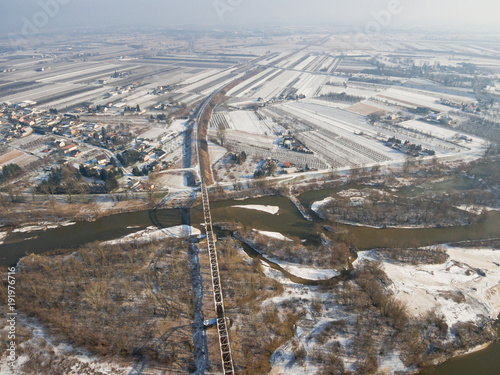Widok z lotu ptaka na most kolejowy przez Wisłę i Glinki w okolicach Góry Kalwarii