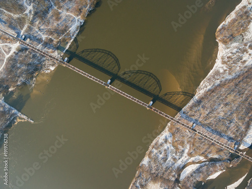 Widok z lotu ptaka na most kolejowy przez Wisłę w okolicach Góry Kalwarii