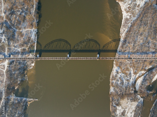 Widok z lotu ptaka na most kolejowy przez Wisłę w okolicach Góry Kalwarii