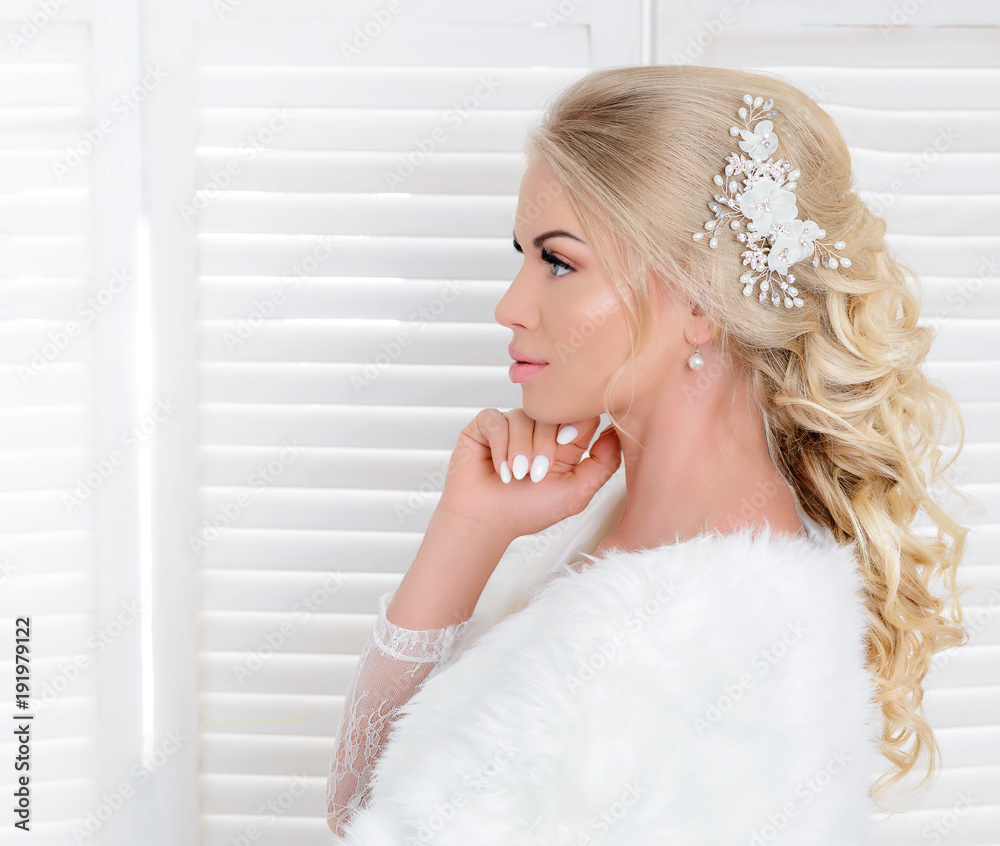 Junge Frau im Hochzeitskleid, Hochzeit, Braut - Hochzeitsfrisur & Makeup  Stock Photo | Adobe Stock