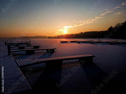 Fototapeta Naklejka Na Ścianę i Meble -  Zima wschód słońca nad jeziorem