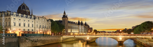 Obraz Wycieczka łódką po Sekwanie w Paryżu z zachodem słońca. Paryż, Francja