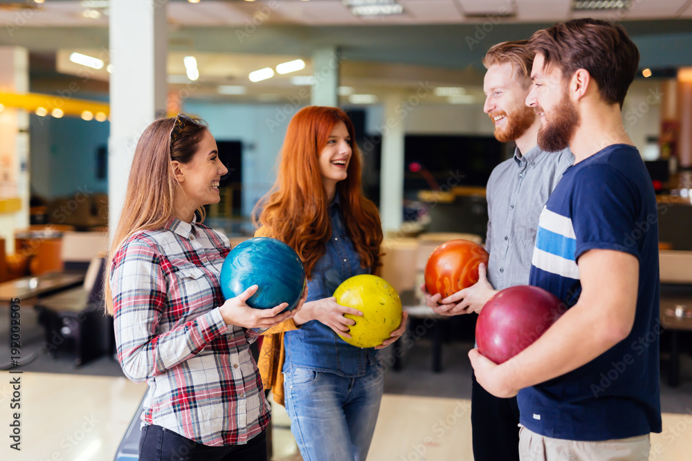 Fototapeta premium Cheerful friends bowling together