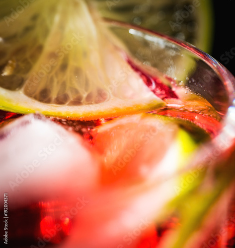 Drink z lodem i limonką na czarnym tle