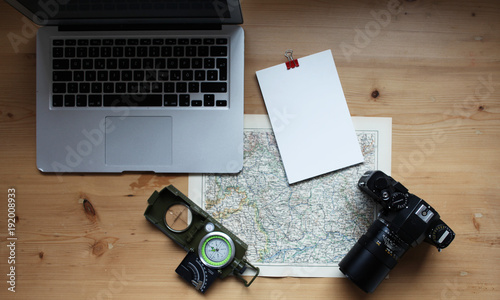Kamera mit Landkarte und Notebook