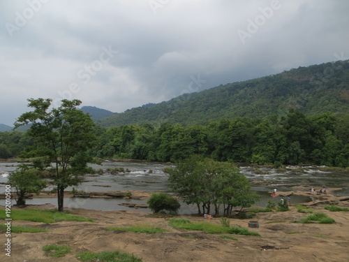 Le fleuve chalakudy avant les chutes d'athirappilly (kerala, inde) photo