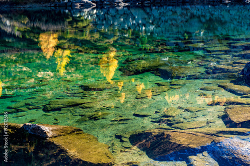 Spiegelung im türkisfarbenen Wasser des Lagh da Val Viola, Puschlav, Schweiz