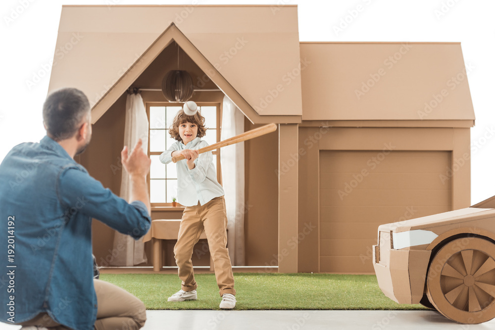 Ταπετσαρία father teaching his son how to play baseball in front of cardboard house isolate