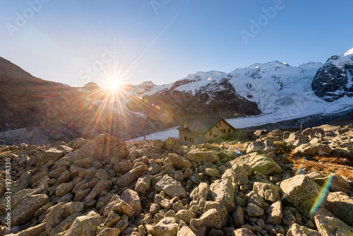 Sonnenaufgang über der Bovalhütte und Morteratschgletscher, Graubünden, Schweiz photo