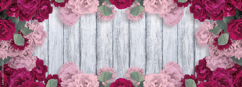 Φωτογραφία Banner with roses and place for your text on background of shabby wooden planks