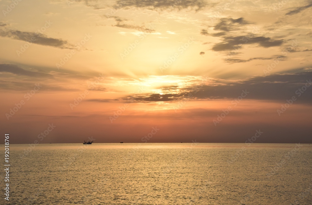 Sonnenaufgang am Meer, Wolkenstimmung, Fischerboot