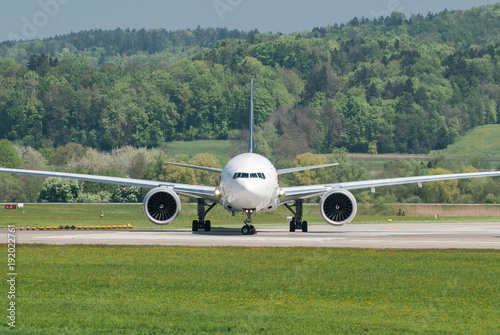 Airliner bereit zum Start an der Startbahn photo