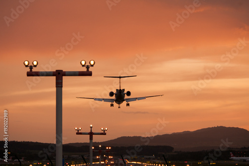 Landeanflug, Landung im Sonnenuntergang, Flugzeug, Airliner