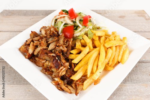 Hähnchendöner mit Pommes und Salat