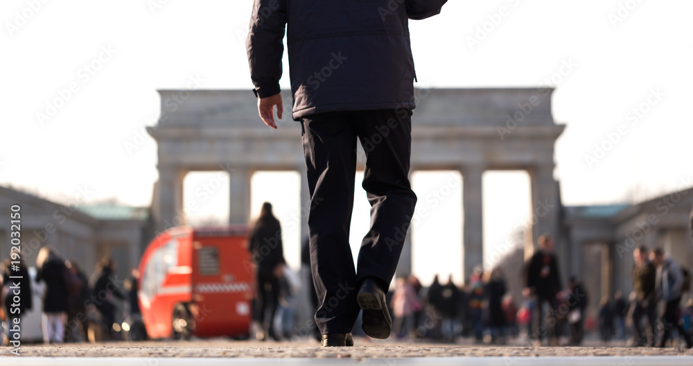 Obraz premium people at brandenburg gate berlin germany