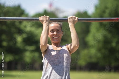 Woman doing lifting up on t...