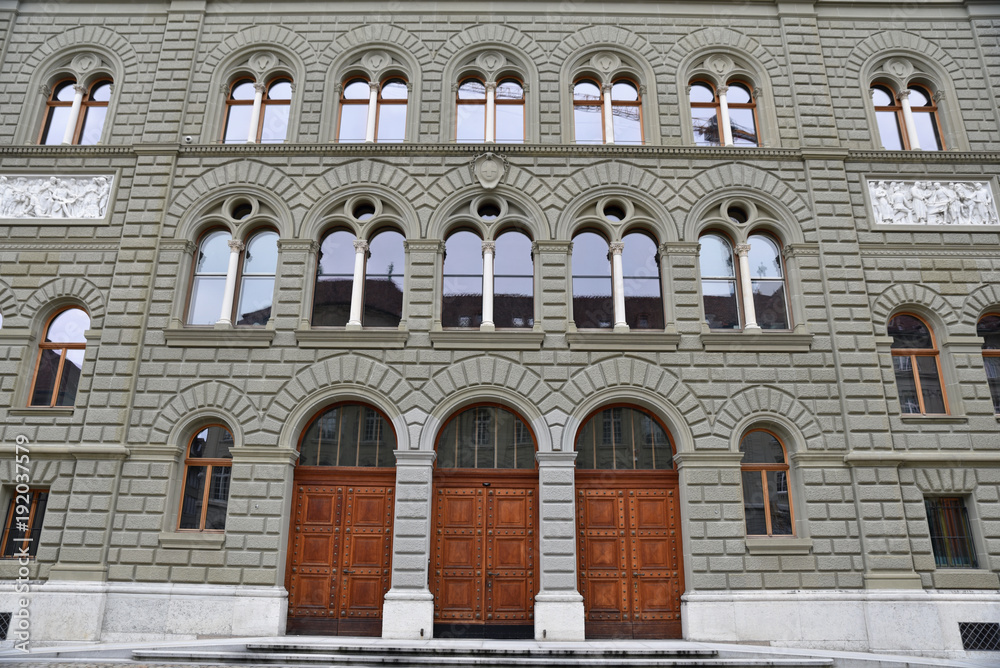 Obraz premium Façade néoclassique du Palais fédéral de Berne en Suisse
