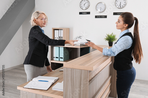 Female receptionist teachin...