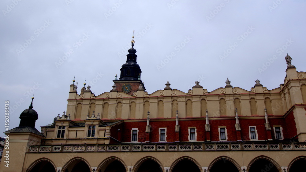 Sukiennice oraz wieża ratusza na krakowskim rynku - unikalna polska zabudowa