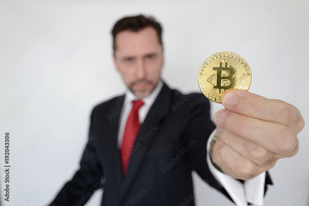 homme en costume avec cravate rouge tenant un bitcoin Stock Photo | Adobe  Stock