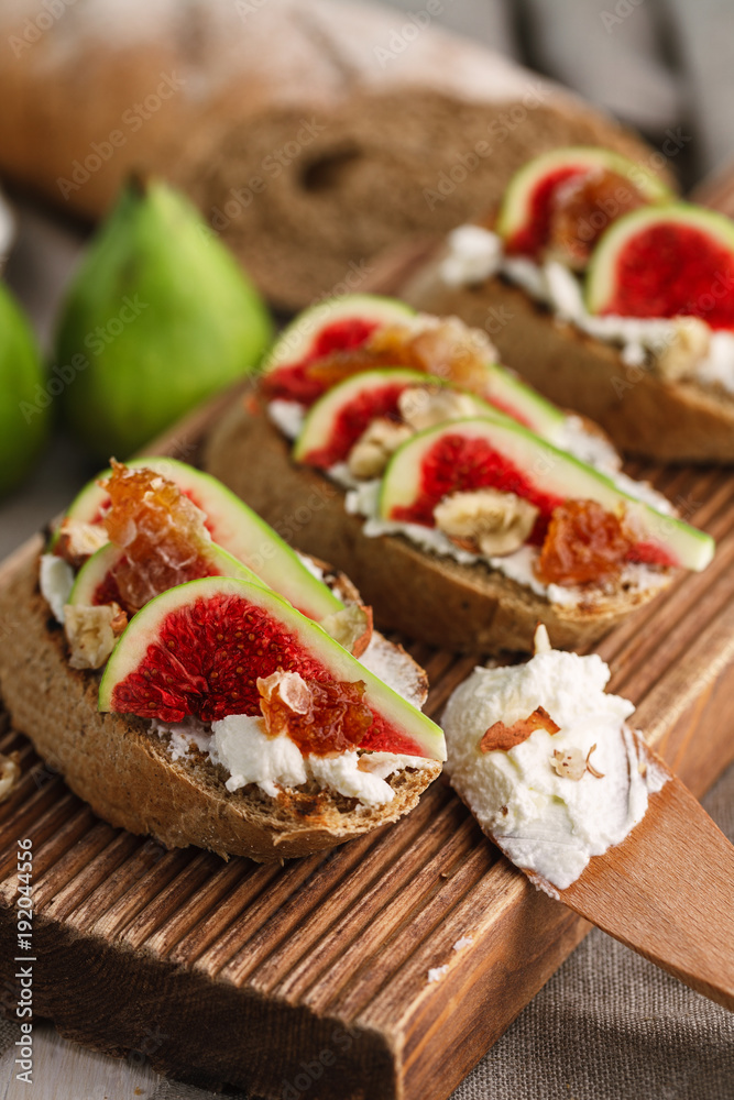 Toasts with figs and honey