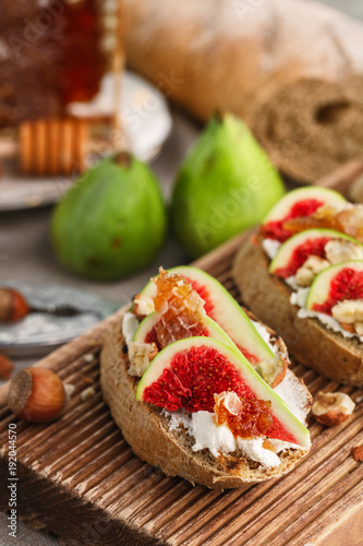 Toasts with figs and honey