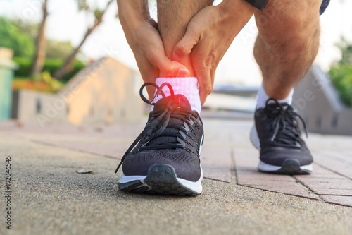Foto The man has pain at the ankle / ankle pain