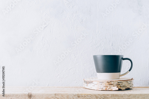 Black cup on a kitchen shelf © Denira
