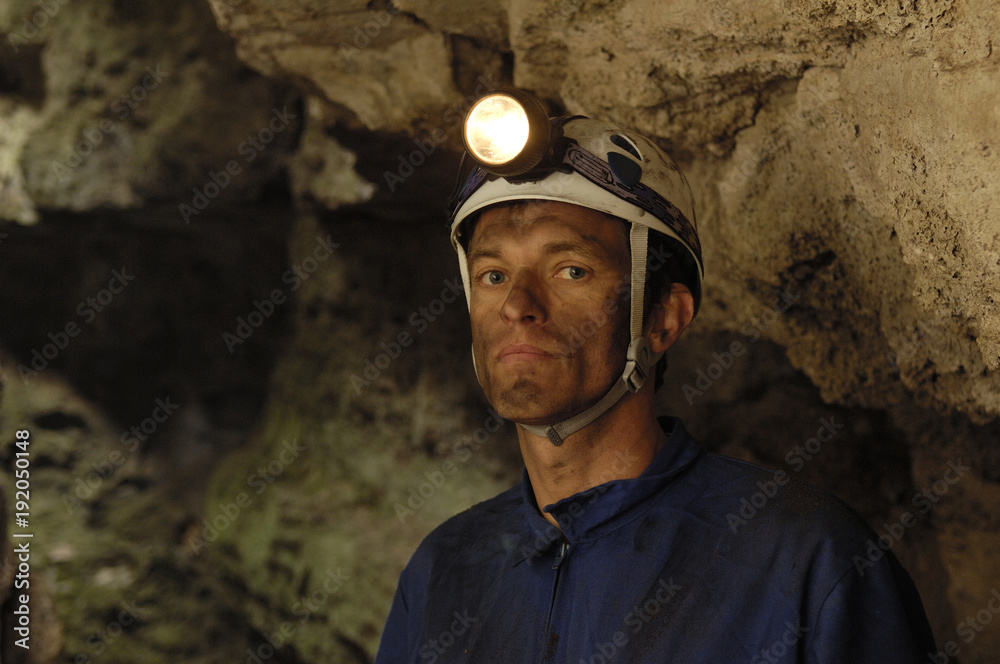 Ταπετσαρία portrait of a miner inside a mine