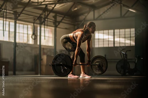 Obraz Model fitness wykonywania ćwiczeń siłowych na siłowni