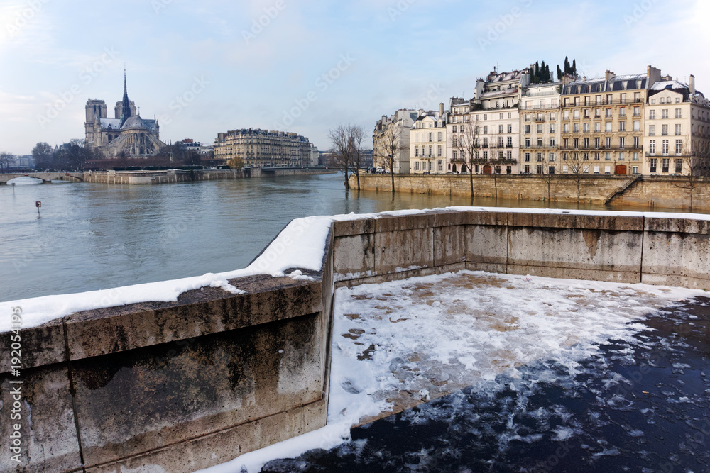 quai de Seine sous la neige à Paris