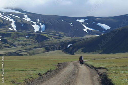 Islandia - rowerzysta na górskiej drodze w Interiorze