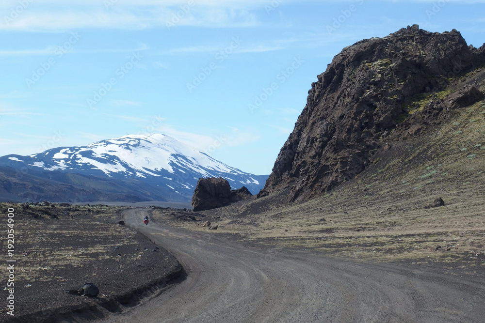 Islandia - wulkan Hekla i rowerzysta na drodze