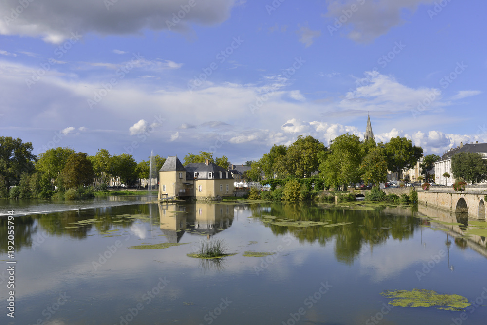 Obraz premium Vue sur le Loir à La Flèche (72200), département de la Sarthe en région Pays de la Loire, France