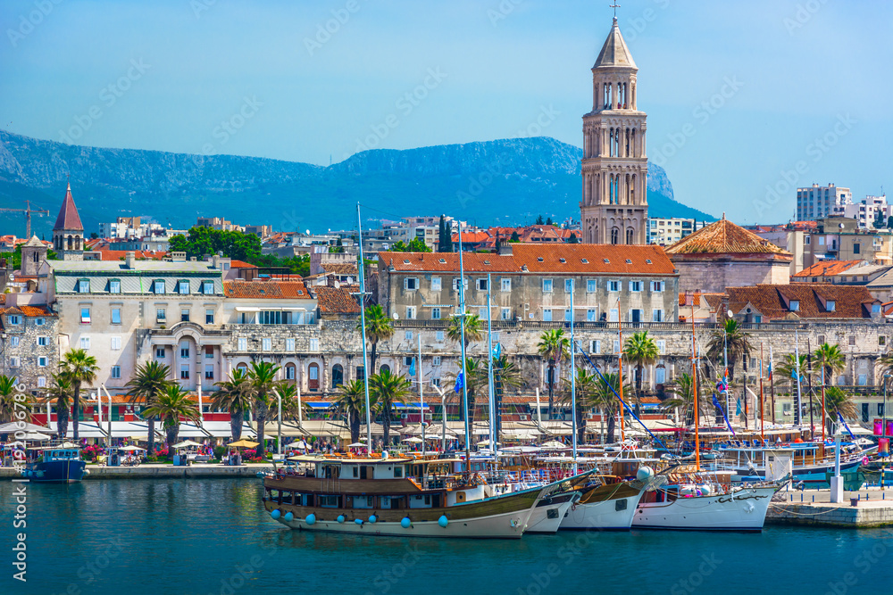Naklejka premium Widok na wybrzeże Split Chorwacja. / Widok na morze w centrum starego miasta w Splicie, Pałac Dioklecjana z widokiem na Morze Adriatyckie, Chorwacja.