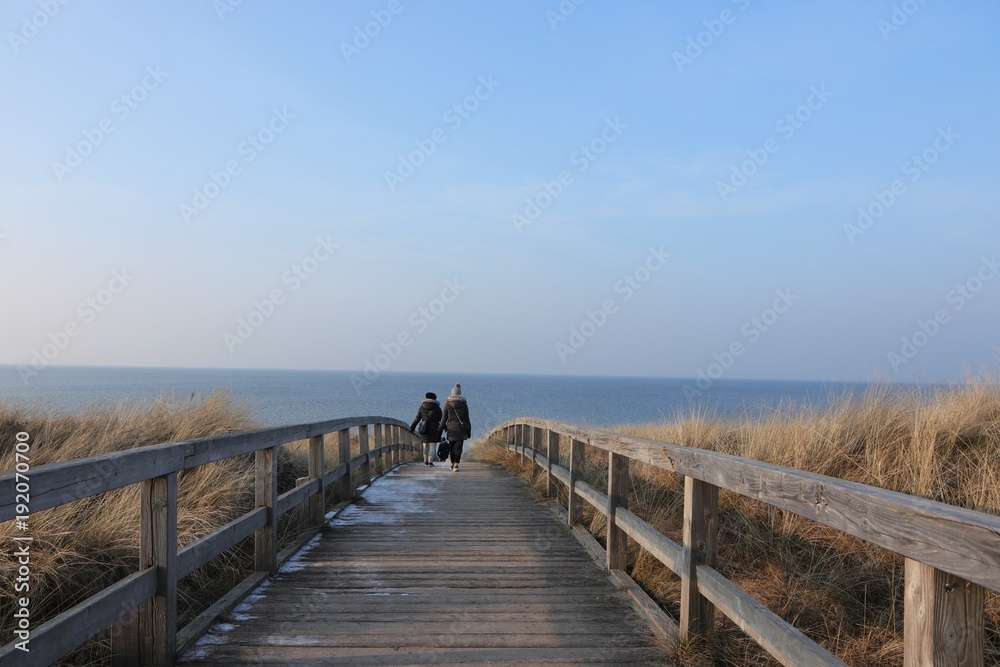 idyllischer Strandweg zur Ostsee im Winter