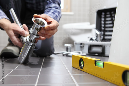 Foto hands plumber at work in a bathroom, plumbing repair service, assemble and insta