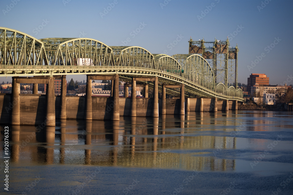 Fototapeta premium I5 Bridge reflecting in the Columbia River
