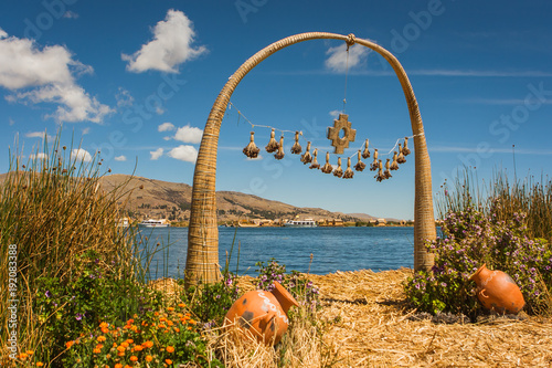 Tableau sur toile Totora arch on the Uros islands, Titicaca Lake, Peru