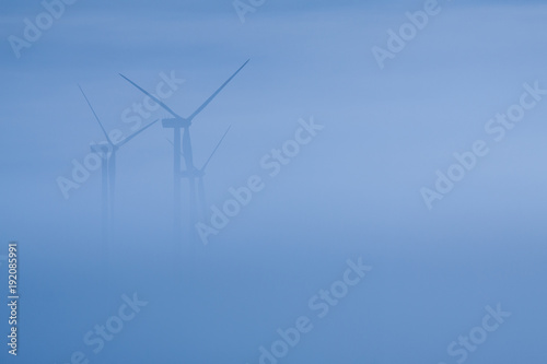 Windräder im Morgennebel