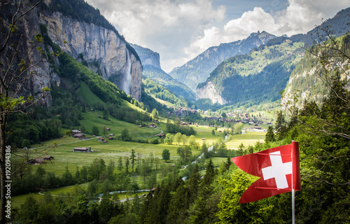Obraz na płótnie Swiss Flag Lauterbrunnen Valley w salonie
