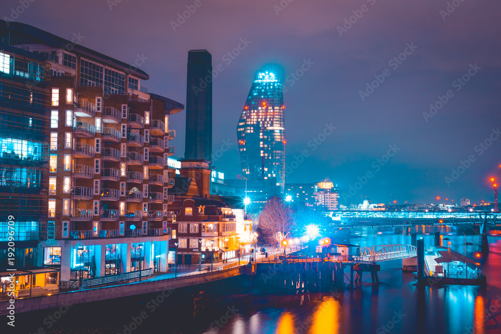 Fototapeta premium thames river with london cityscape in the night