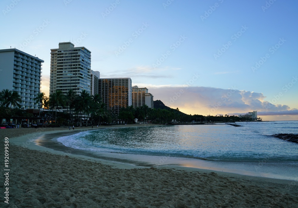 Obraz premium ハワイ 太陽が昇る時刻のワイキキビーチ