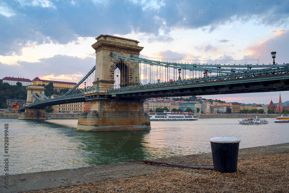 Obraz premium Chain bridge on Danube river in Budapest city