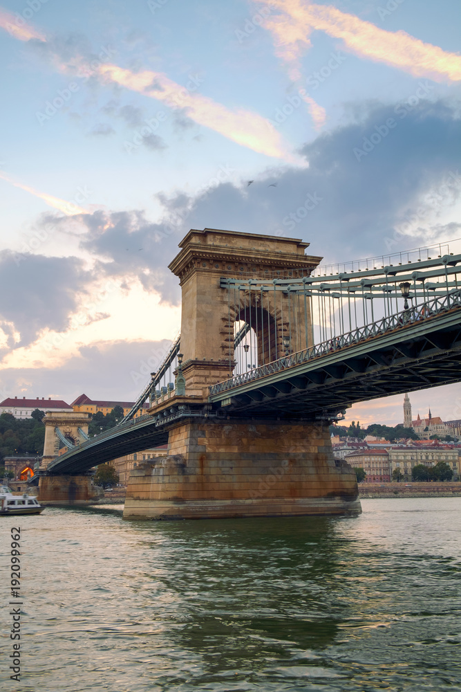 Obraz premium Chain bridge on Danube river in Budapest city