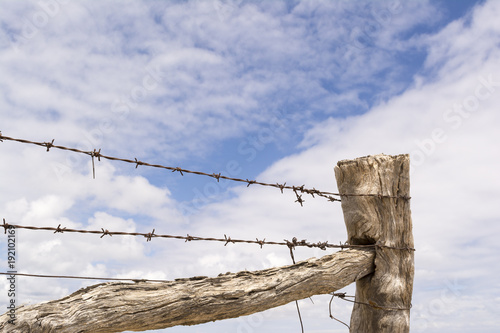 Obraz na płótnie Barbed Wire Fence with Sky Background, Cape Jervis, SA w salonie
