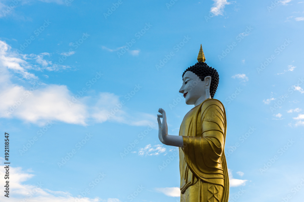 Obraz premium Buddha statue with blue sky